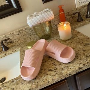 Sandals. Comfy. Pink size 7-8 M